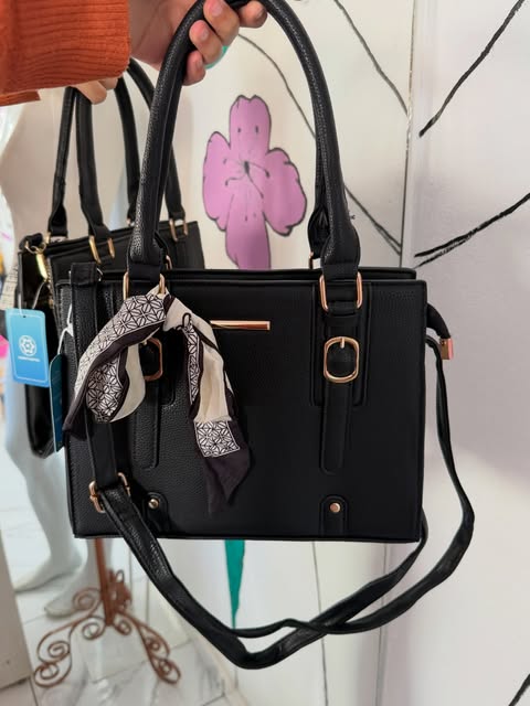 Bolsa preta da Tamara Fashion