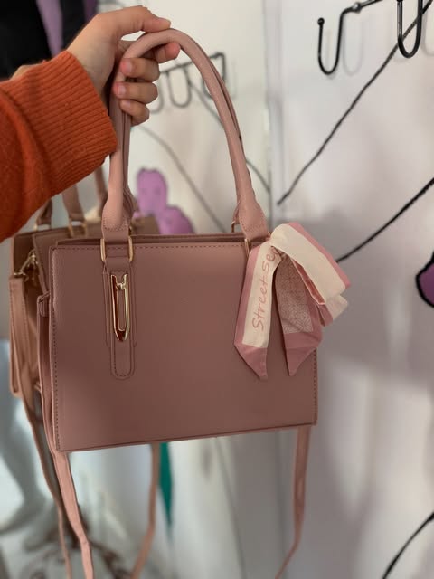 Bolsa rosa disponível na Tamara Fashion
