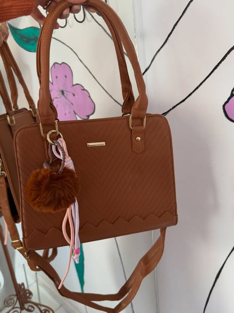 Bolsa caramelo com chaveiro